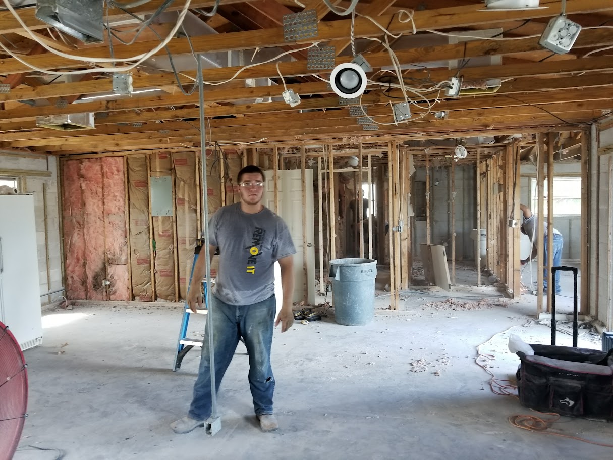picture of worker in the process of Selective demolition